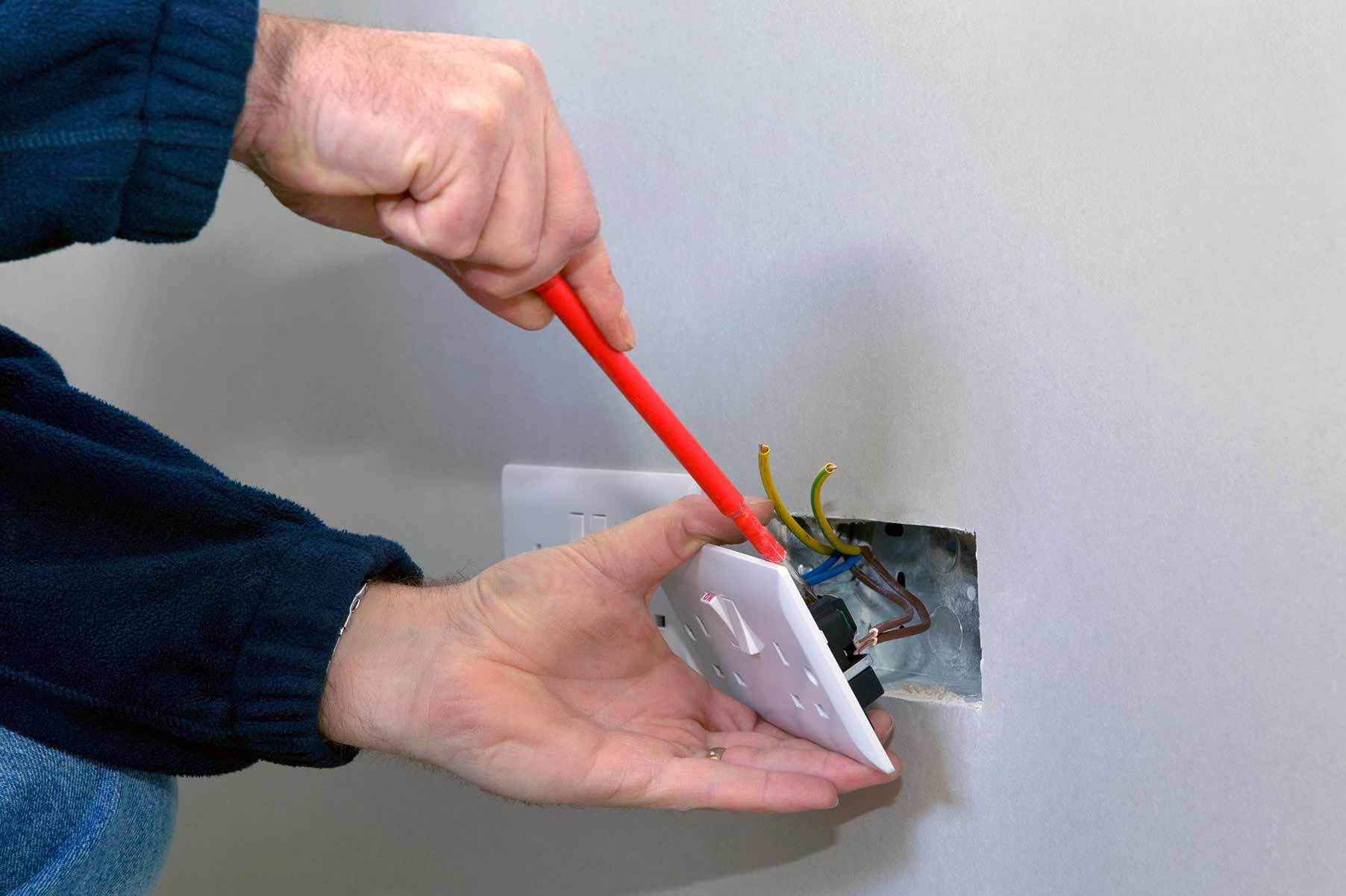 Our electricians can install plug sockets for domestic and commercial proeprties in Matlock and the local area. 